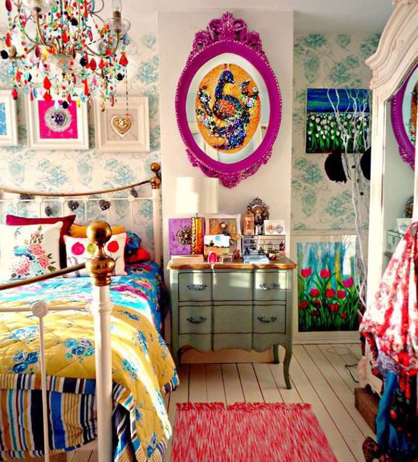 Dormitorio con decoración colorida